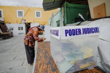 Puebla, Meksika 1 Haziran 2025. Bir vatandaş, Meksika 'daki ilk yargı seçimlerinde oy kullanmak için bir sandık merkezine geliyor. İmaj yurttaşlık sorumluluğu ve demokrasiyi yansıtıyor 