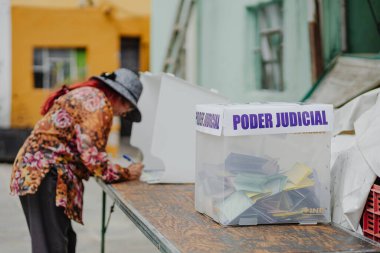 Puebla, Meksika 1 Haziran 2025. Bir vatandaş, Meksika 'daki ilk yargı seçimlerinde oy kullanmak için bir sandık merkezine geliyor. İmaj yurttaşlık sorumluluğu ve demokrasiyi yansıtıyor 