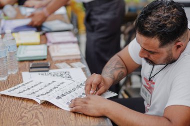 Puebla, Meksika 1 Haziran 2025. Meksika 'daki ilk yargı seçimlerinde seçim yetkilileri prosedürleri yönetirken görülüyor. Bunların rolü, tarihi bir sivil süreçte şeffaflık, yasallık ve düzeni güvence altına alıyor.