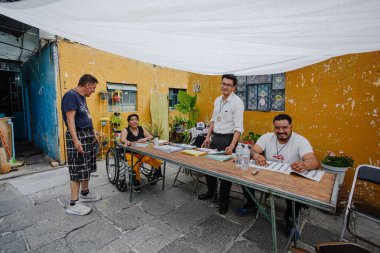 Puebla, Meksika 1 Haziran 2025. Meksika 'daki ilk yargı seçimlerinde seçim yetkilileri prosedürleri yönetirken görülüyor. Bunların rolü, tarihi bir sivil süreçte şeffaflık, yasallık ve düzeni güvence altına alıyor.