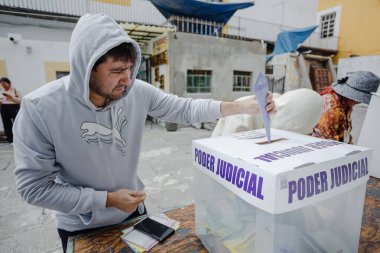 Puebla, Meksika 1 Haziran 2025. Bir vatandaş, Meksika 'daki ilk yargı seçimlerinde oy kullanmak için bir sandık merkezine geliyor. İmaj yurttaşlık sorumluluğu ve demokrasiyi yansıtıyor 