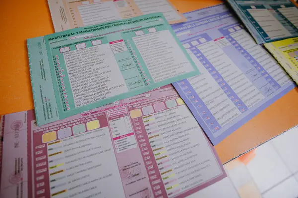 Puebla, Meksika 1 Haziran 2025. Meksika 'da yapılacak ilk adli seçim için yapılan oylar ayrıntılı olarak gösterildi. Görüntü, tarihi bir demokratik süreç sırasında kullanılan resmi seçim materyallerini vurguluyor 