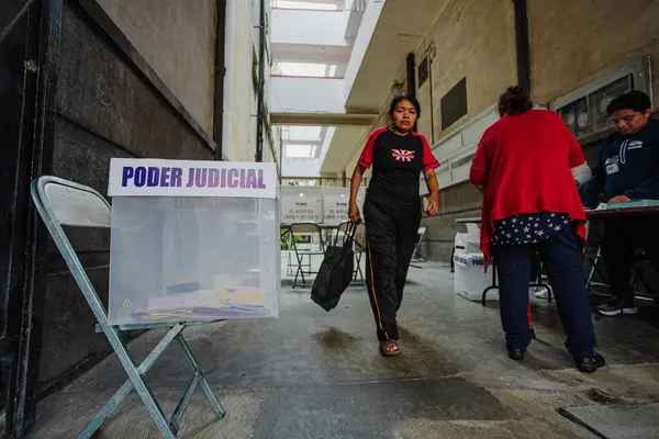 Puebla, Meksika 1 Haziran 2025. Poder Yargı Örgütü etiketli şeffaf bir oy sandığı, Meksika 'daki ilk yargı seçimlerinde bir oy kullanma merkezinde sergileniyor. Görüntü kurumsal değişimi simgeliyor.