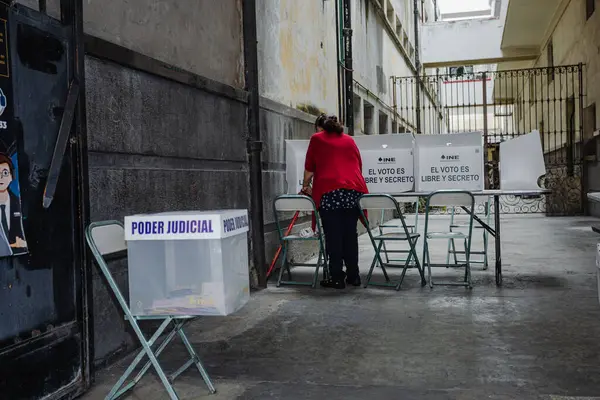 Puebla, Meksika 1 Haziran 2025. Meksika 'daki ilk yargı seçimlerinde bir sandık merkezinde az sayıda insan oy kullanırken görülüyor. Görüntü, düşük seçmen katılımını vurguluyor.