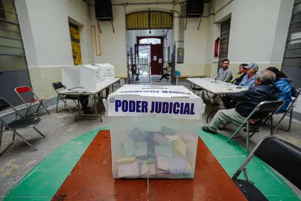 Puebla, Meksika 1 Haziran 2025. Poder Yargı Örgütü etiketli şeffaf bir oy sandığı, Meksika 'daki ilk yargı seçimlerinde bir oy kullanma merkezinde sergileniyor. Görüntü kurumsal değişimi simgeliyor.