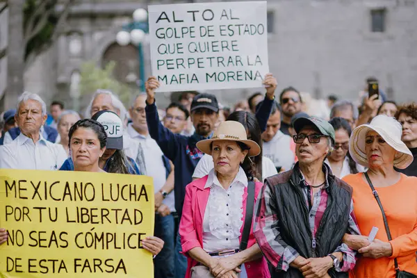 Puebla, Meksika 1 Haziran 2025. Protestocular, ülkenin ilk yargı seçimlerine karşı çıkmak için Pueblas meydanında toplandılar. Gösteriler halkın muhalefetini ve siyasi bölünmesini yansıtıyor