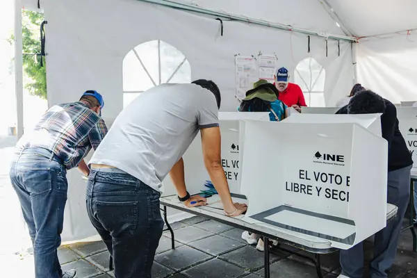 Puebla, Meksika 1 Haziran 2025. Meksika 'daki ilk yargı seçimlerinde bir sandık merkezinde az sayıda insan oy kullanırken görülüyor. Görüntü, düşük seçmen katılımını vurguluyor.