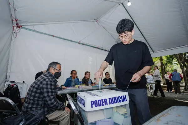 Puebla, Meksika 1 Haziran 2025. Meksika 'da yapılan ilk adli seçimlerde bir kişi oy sandığına atar. Görüntü, vatandaşların katılımını ve demokratik