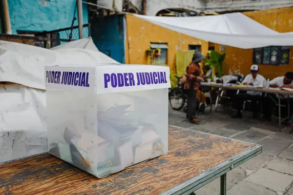 Puebla, Meksika 1 Haziran 2025. Poder Yargı Örgütü etiketli şeffaf bir oy sandığı, Meksika 'daki ilk yargı seçimlerinde bir oy kullanma merkezinde sergileniyor. Görüntü kurumsal değişimi simgeliyor.