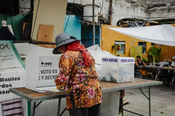 Puebla, Meksika 1 Haziran 2025. Bir vatandaş, Meksika 'daki ilk yargı seçimlerinde oy kullanmak için bir sandık merkezine geliyor. İmaj yurttaşlık sorumluluğu ve demokrasiyi yansıtıyor 