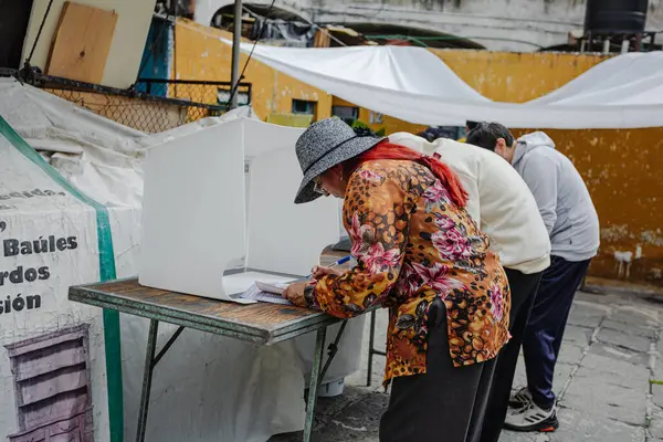 Puebla, Meksika 1 Haziran 2025. Bir vatandaş, Meksika 'daki ilk yargı seçimlerinde oy kullanmak için bir sandık merkezine geliyor. İmaj yurttaşlık sorumluluğu ve demokrasiyi yansıtıyor 