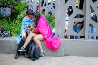 Puebla, Meksika 21 Haziran 2025. Katılımcılar LGBT + Gurur Yürüyüşü için bir araya gelerek, çeşitliliği, görünürlüğü ve kamuoyu ifadesini kutlayan bayrak, tabela ve kostümleri sergilediler.. 