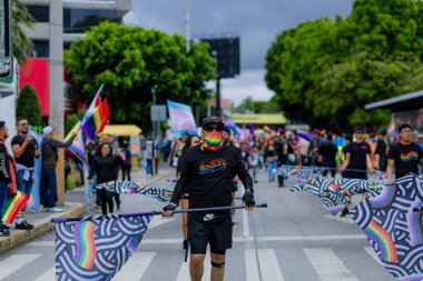 Puebla, Meksika 21 Haziran 2025. Katılımcılar LGBT + Gurur Yürüyüşü için bir araya gelerek, çeşitliliği, görünürlüğü ve kamuoyu ifadesini kutlayan bayrak, tabela ve kostümleri sergilediler.. 