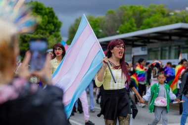 Puebla, Meksika 21 Haziran 2025. Katılımcılar LGBT + Gurur Yürüyüşü için bir araya gelerek, çeşitliliği, görünürlüğü ve kamuoyu ifadesini kutlayan bayrak, tabela ve kostümleri sergilediler.. 