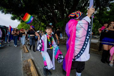 Puebla, Meksika 21 Haziran 2025. Katılımcılar LGBT + Gurur Yürüyüşü için bir araya gelerek, çeşitliliği, görünürlüğü ve kamuoyu ifadesini kutlayan bayrak, tabela ve kostümleri sergilediler.. 