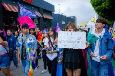 Puebla, Meksika 21 Haziran 2025. Katılımcılar LGBT + Gurur Yürüyüşü için bir araya gelerek, çeşitliliği, görünürlüğü ve kamuoyu ifadesini kutlayan bayrak, tabela ve kostümleri sergilediler.. 