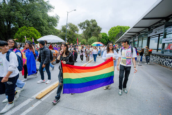 Пуэбла, Мексика 21 июня 2025 года. Участники собираются на Марш ЛГБТ + Гордость города, демонстрируя флаги, плакаты и костюмы, которые прославляют разнообразие, видимость и публичное выражение. 