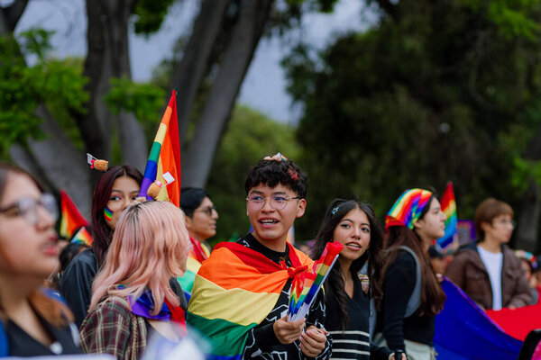 Пуэбла, Мексика 21 июня 2025 года. Участники собираются на Марш ЛГБТ + Гордость города, демонстрируя флаги, плакаты и костюмы, которые прославляют разнообразие, видимость и публичное выражение. 