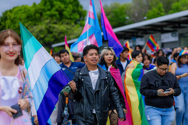 Пуэбла, Мексика 21 июня 2025 года. Участники собираются на Марш ЛГБТ + Гордость города, демонстрируя флаги, плакаты и костюмы, которые прославляют разнообразие, видимость и публичное выражение. 