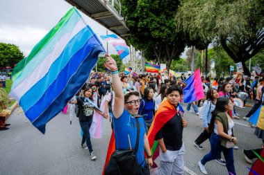 Puebla, Meksika 21 Haziran 2025. Katılımcılar LGBT + Gurur Yürüyüşü için bir araya gelerek, çeşitliliği, görünürlüğü ve kamuoyu ifadesini kutlayan bayrak, tabela ve kostümleri sergilediler.. 