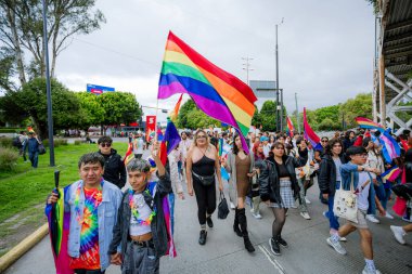 Puebla, Meksika 21 Haziran 2025. Katılımcılar LGBT + Gurur Yürüyüşü için bir araya gelerek, çeşitliliği, görünürlüğü ve kamuoyu ifadesini kutlayan bayrak, tabela ve kostümleri sergilediler.. 