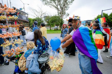 Puebla, Meksika 21 Haziran 2025. Katılımcılar LGBT + Gurur Yürüyüşü için bir araya gelerek, çeşitliliği, görünürlüğü ve kamuoyu ifadesini kutlayan bayrak, tabela ve kostümleri sergilediler.. 