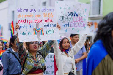 Puebla, Meksika 21 Haziran 2025. Katılımcılar LGBT + Gurur Yürüyüşü için bir araya gelerek, çeşitliliği, görünürlüğü ve kamuoyu ifadesini kutlayan bayrak, tabela ve kostümleri sergilediler.. 