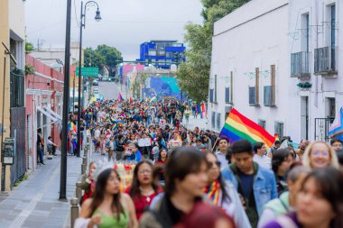 Puebla, Meksika 21 Haziran 2025. Katılımcılar LGBT + Gurur Yürüyüşü için bir araya gelerek, çeşitliliği, görünürlüğü ve kamuoyu ifadesini kutlayan bayrak, tabela ve kostümleri sergilediler.. 