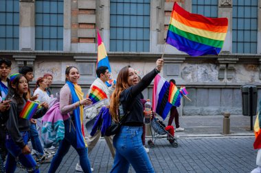 Puebla, Meksika 21 Haziran 2025. Katılımcılar LGBT + Gurur Yürüyüşü için bir araya gelerek, çeşitliliği, görünürlüğü ve kamuoyu ifadesini kutlayan bayrak, tabela ve kostümleri sergilediler.. 