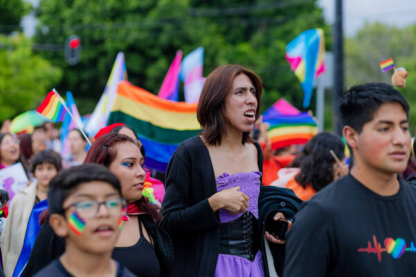 Пуэбла, Мексика 21 июня 2025 года. Участники собираются на Марш ЛГБТ + Гордость города, демонстрируя флаги, плакаты и костюмы, которые прославляют разнообразие, видимость и публичное выражение. 