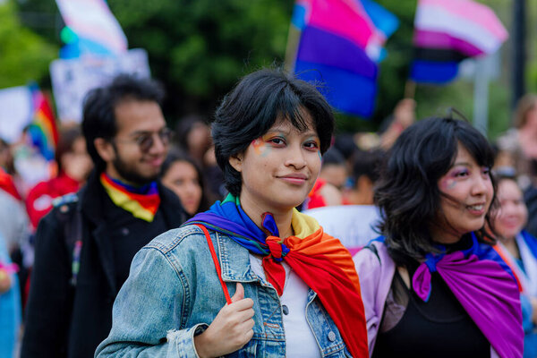 Пуэбла, Мексика 21 июня 2025 года. Участники собираются на Марш ЛГБТ + Гордость города, демонстрируя флаги, плакаты и костюмы, которые прославляют разнообразие, видимость и публичное выражение. 