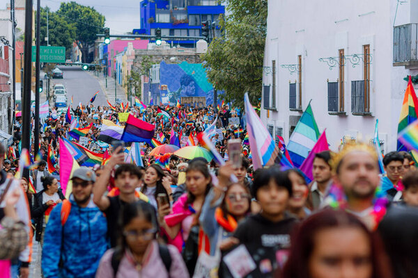 Пуэбла, Мексика 21 июня 2025 года. Участники собираются на Марш ЛГБТ + Гордость города, демонстрируя флаги, плакаты и костюмы, которые прославляют разнообразие, видимость и публичное выражение. 