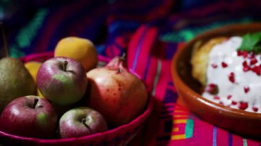 Kremalı ceviz sosu, nar ve maydanozla kaplanmış, nogada soslu bir Şili 'yi en ince ayrıntısına kadar gösteren düz tabanlı bir video..