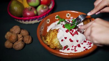 Et ve meyve dokusunu ortaya çıkarmak için bir Şili 'yi dilimleyen eller bu ikonik Meksika yemeğinin el yapımı doğasını vurguluyor..