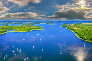 Masuria 'nın havadan görünüşü, binlerce gölün ülkesi.