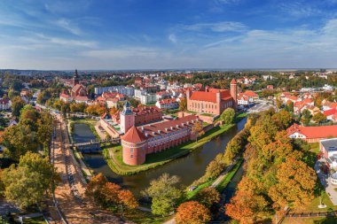 Lidzbark Warmiski, Ilık-Masurian Voyvoda 'nın kuzey batısında yer alır. Nehirlerin kesişiminde yer alır. Yna ve kollu Symsarna.