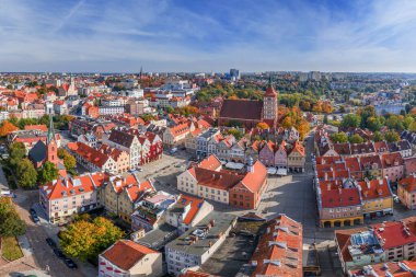 Polonya 'nın kuzeydoğusundaki Warmia' da bir şehir olan Olsztyn 'in hava manzarası.