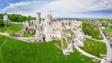 Podzamcze köyündeki Ogrodzieniec Şatosu Kartal Yuvaları 'nın Yolu