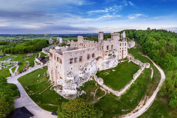 鹰巢的踪迹 波德扎姆谢村的Ogrodzieniec城堡 免版税图库照片