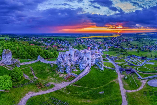 鹰巢的踪迹 波德扎姆谢村的Ogrodzieniec城堡 图库照片