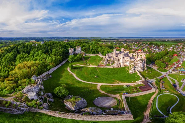 鹰巢的踪迹 波德扎姆谢村的Ogrodzieniec城堡 图库图片