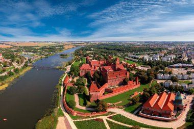 Zamek w Malborku. W latach 13091457 by siedzib Wielkiego Mistrza Zakonu Krzyackiego i stolic pastwa zakonnego.
