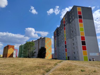 Ceska Lipa, Çek Cumhuriyeti - 10 Ağustos 2022: Yaz günü çeşitli şekil ve dokulara sahip güzel dekorasyonlu uzun apartman.