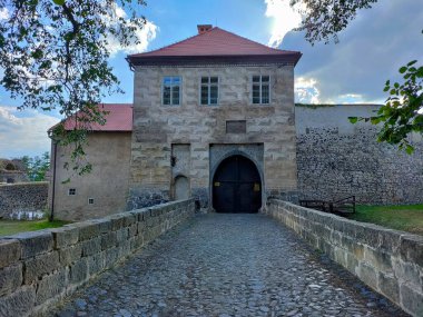 Ceska Lipa, Çek Cumhuriyeti - 10 Ağustos 2022: Taş köprüsü ve ahşap kapısı olan eski bir kaleye giriş.