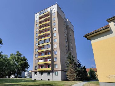Dobris, Çek Cumhuriyeti - 24 Temmuz 2022: Küçük Çek kasabasında balkonları olan eski tip apartman binası.