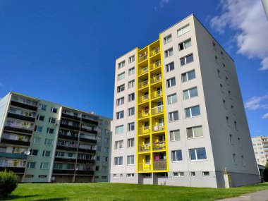 Prag, Çek Cumhuriyeti - 16 Temmuz 2022: Prag yerleşim bölgelerinden birinde eski tarz yeniden inşa edilmiş apartman blokları.