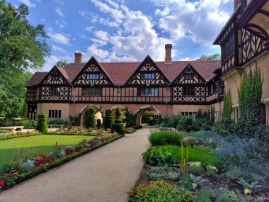 Potsdam, Almanya - 5 Temmuz 2022: Potsdam 'da Cecilienhof adlı güzel dekore edilmiş ahşap saray.