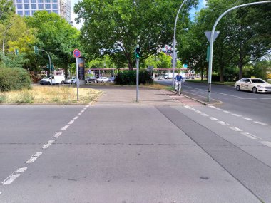 Potsdam, Almanya - 5 Temmuz 2022: Trafik ışığının yeşil ışık yaktığı boş yaya geçidi.