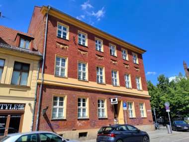 Potsdam, Almanya - 5 Temmuz 2022: Güzel bir yaz günü boyunca Yahudi mahallesindeki kırmızı tuğlalardan yapılmış belediye evi.