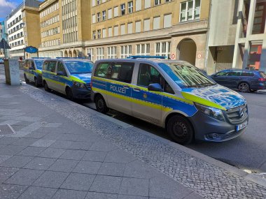 Berlin, Almanya - 4 Temmuz 2022: Sokakta tipik bir dekorasyonla park halindeki polis arabaları.